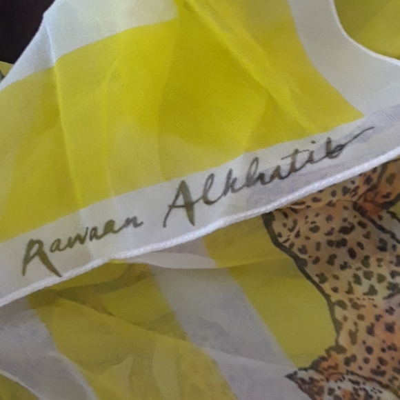 Beautiful yellow cheetah scarf - Picture 3 of 5